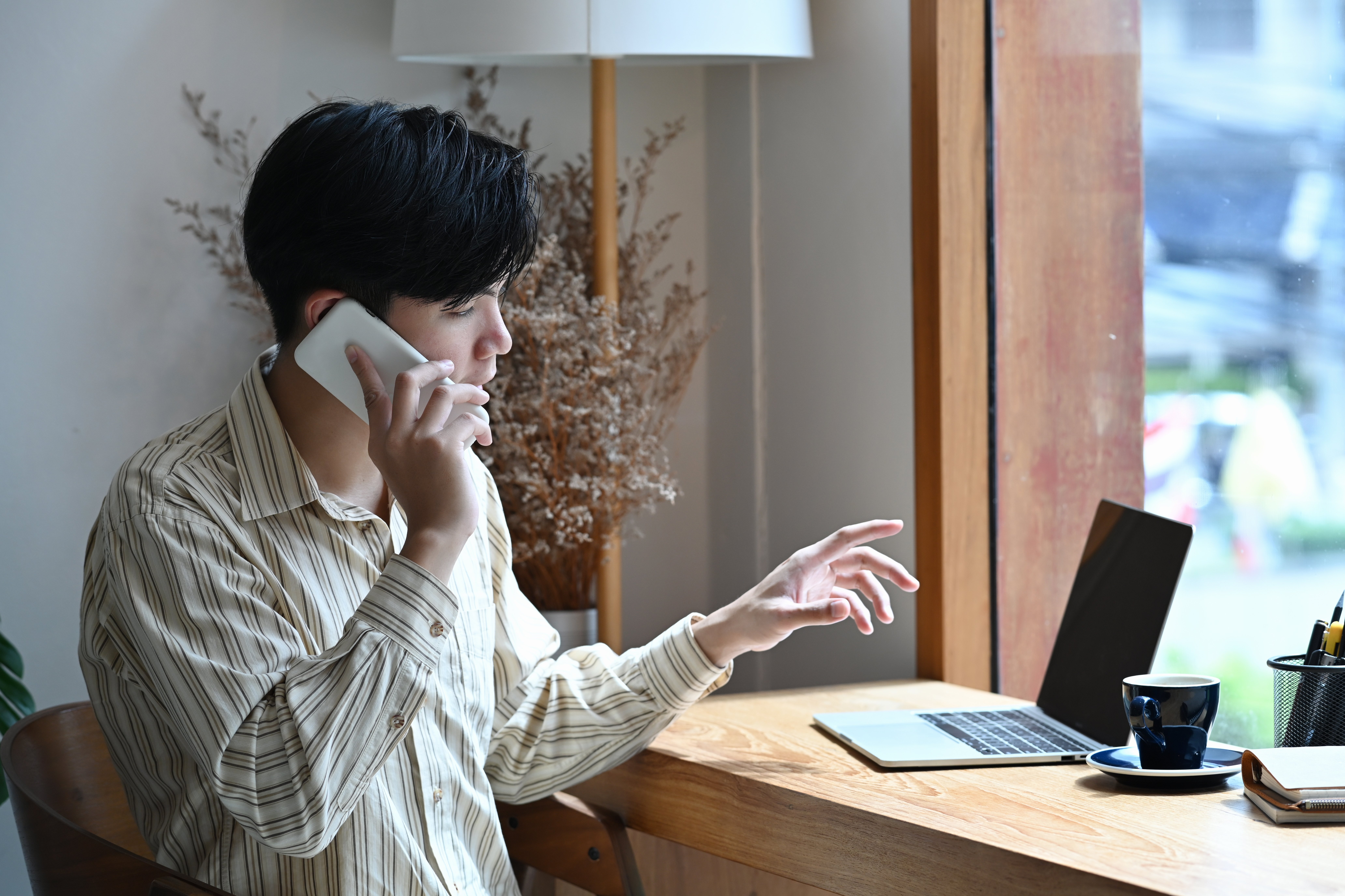 smart-businessman-talking-on-mobile-phone-while-si-2024-12-04-09-04-36-utc